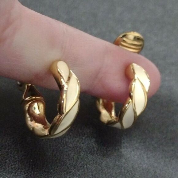 Vintage gold tone Monet clip on earrings - Picture 5 of 11